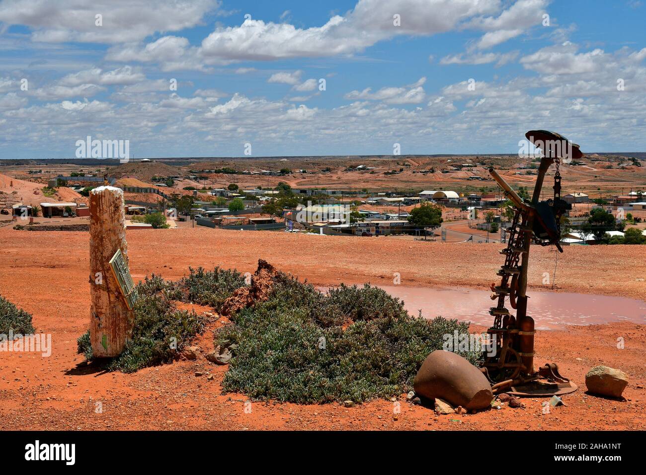 Coober Pedy, SA, Australia - 14 Novembre 2017: la scultura e la vista sul villaggio outback in Sud Australia Foto Stock