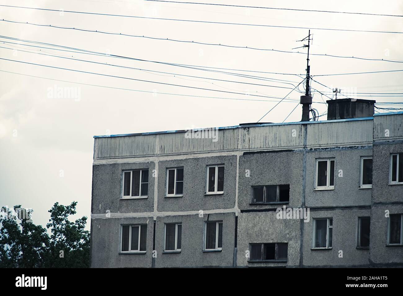 La facciata grigia del vecchio a più piani edificio residenziale dall URSS volte in Russia Foto Stock