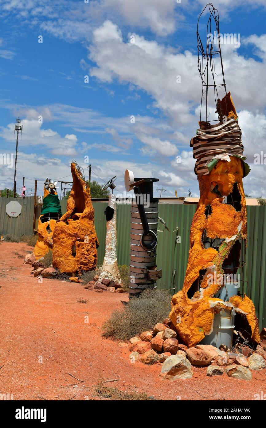 Australia, Coober Pedy, vecchi film attrezzatura sul parcheggio pubblico nel villaggio del Sud Australia Foto Stock