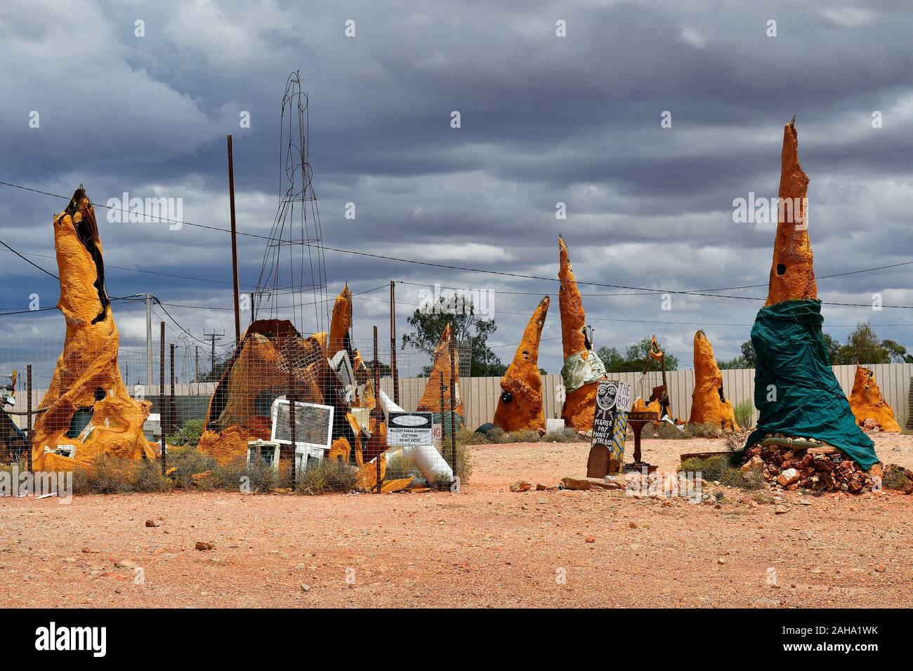 Coober Pedy, SA, Australia - 14 Novembre 2017: le sculture e i vecchi film impostare attrezzature sul parcheggio pubblico nel villaggio del Sud Australia Foto Stock