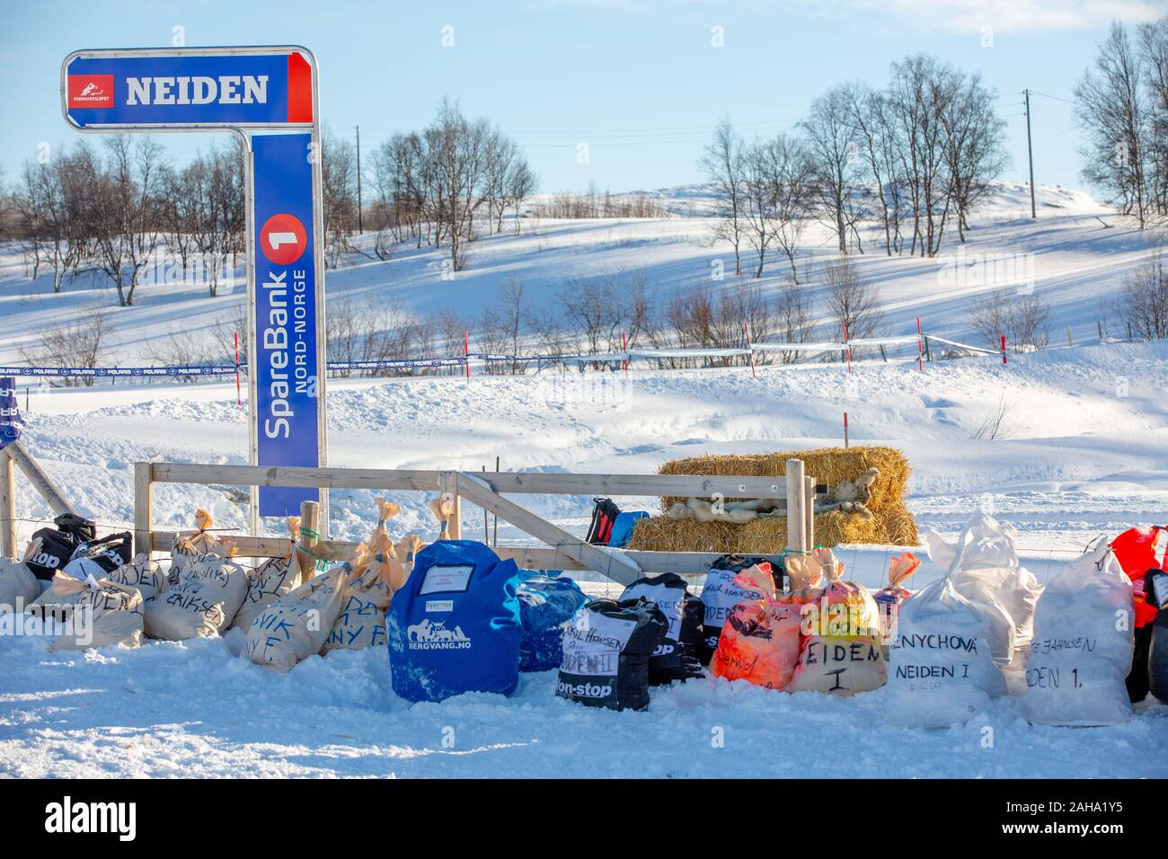 Finnmark, Norvegia - 11 Marzo 2019: Finnmarkslopet slitta trainata da cani multi-giorni di gara. Il luogo di sosta per i concorrenti. Sacchetti con le cose nella neve.. Sunny da Foto Stock