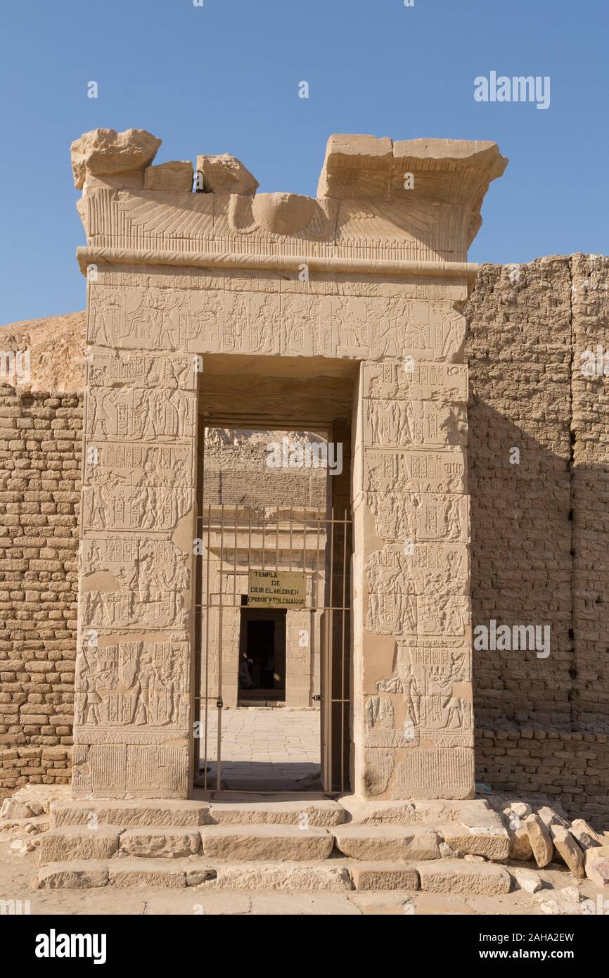 Patrimonio Mondiale dell'UNESCO, Tebe in Egitto, tempio tolemaico di Deir el Medineh, dedicato a Hathor. Primo gate. Foto Stock