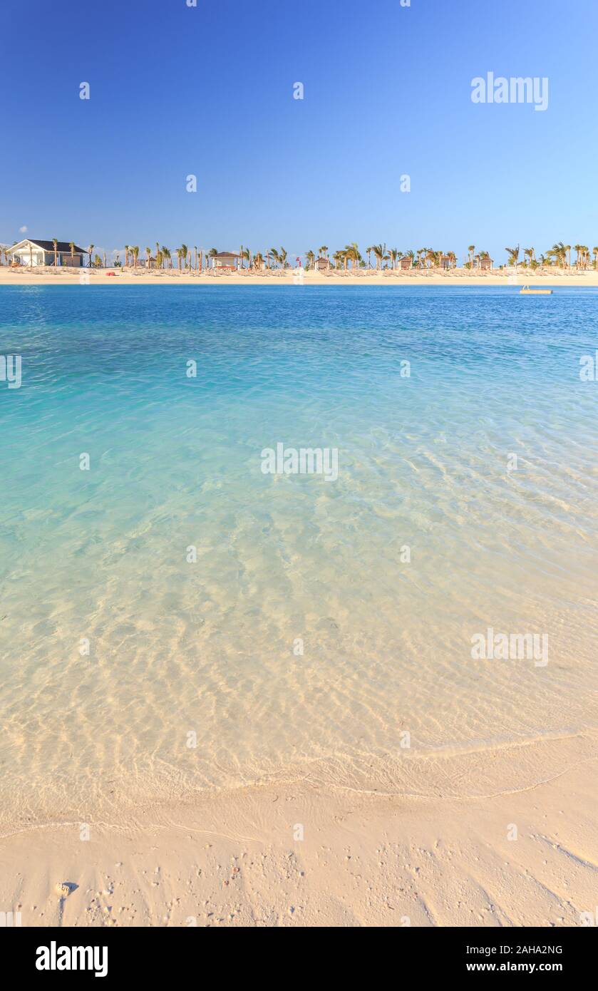 Spiaggia tropicale delle Bahamas con crystal clear acqua turchese Foto Stock