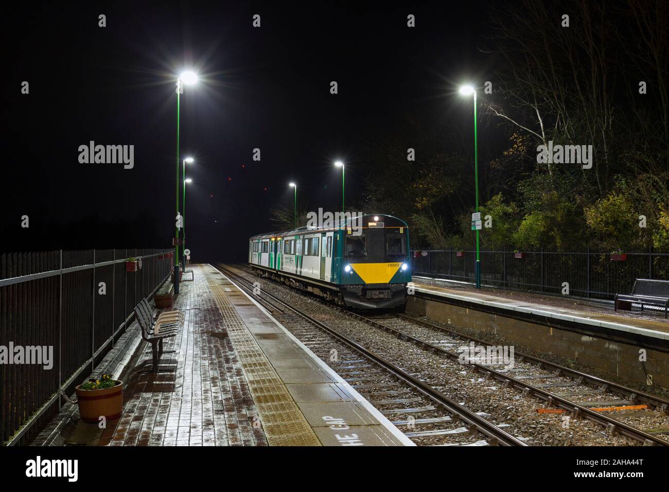 West Midlands ferroviaria classe Vivarail 230 230003 presso Millbrook stazione ferroviaria sulla Bedford - Bletchley Marston vale la linea in una notte buia Foto Stock