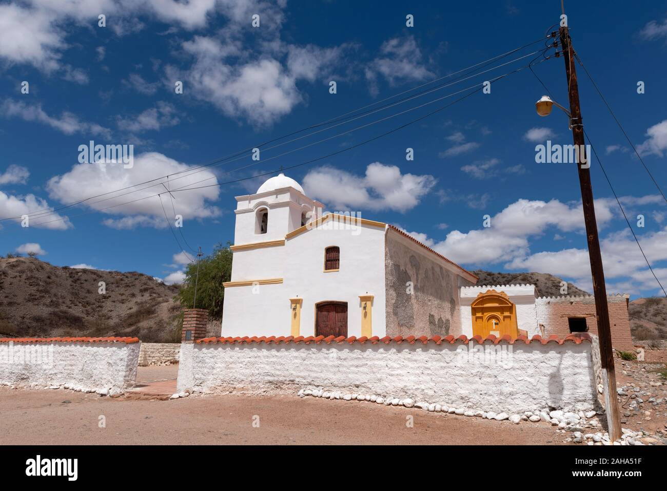Un dipinto di bianco chiesa cattolica di La Merced, un villaggio sul percorso 40, a nord di Cafayete. Capilla Nuestra Señora de la Merced. Foto Stock