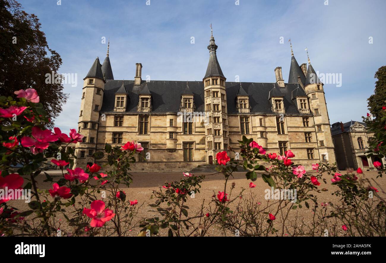 Il palazzo Ducale nella città di Nevers, Nièvre, Francia. Costruito nei secoli XV e XVI, edificio feudali della Francia centrale. Foto Stock