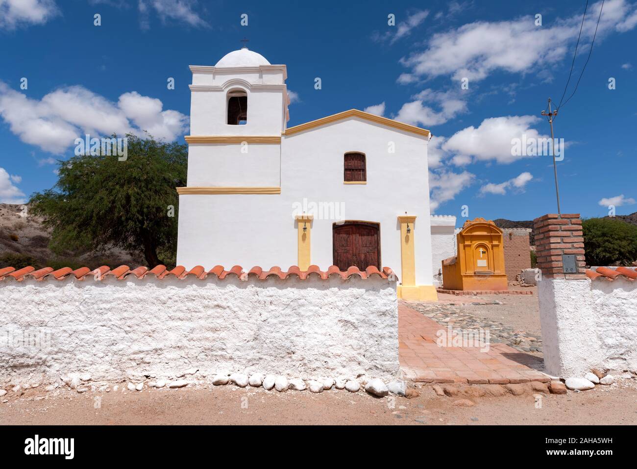 Un dipinto di bianco chiesa cattolica di La Merced, un villaggio sul percorso 40, a nord di Cafayete. Capilla Nuestra Señora de la Merced. Foto Stock