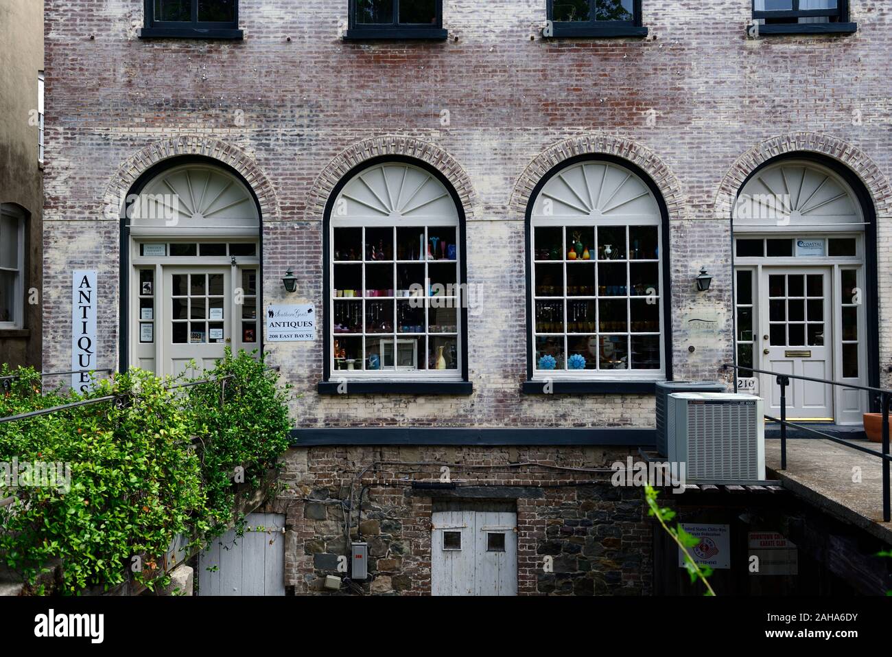 Negozio di antiquariato,negozi,East Bay street,vecchio edificio in mattoni,riverfront,Porto di savana savana,centro storico,Georgia,RM USA Foto Stock