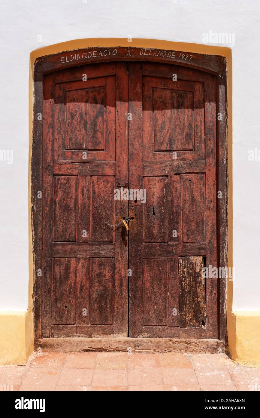 Vecchia porta in legno della Chiesa cattolica a la Merced, un villaggio sulla Route 40, a nord di Cafayete. Capilla Nuestra Señora de la Merced. Foto Stock