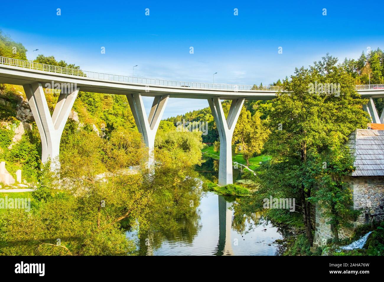 Croazia, Rastoke, ponte stradale e gli antichi mulini ad acqua su cascate del fiume Korana, splendido paesaggio di campagna Foto Stock