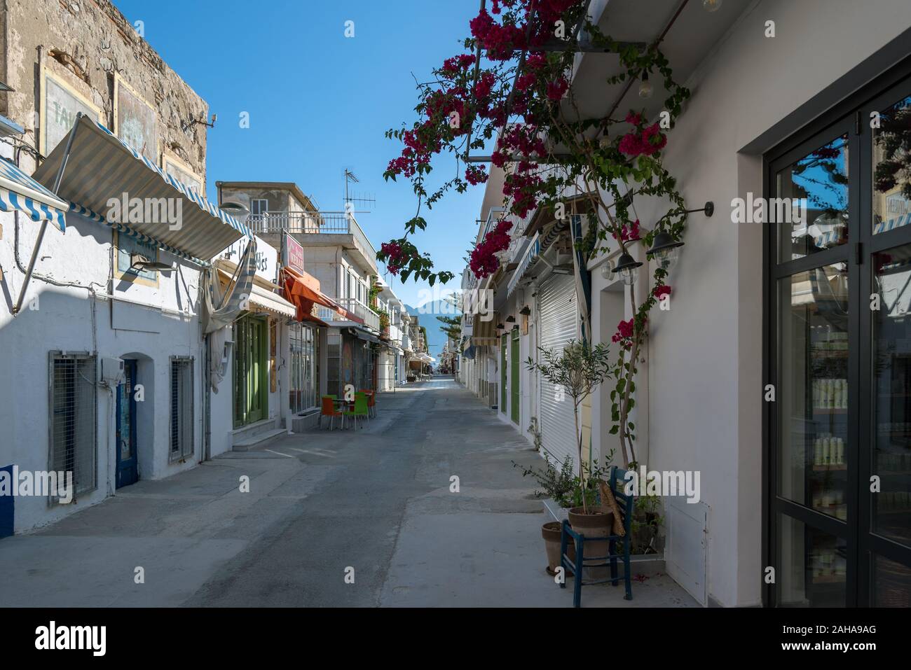 Grecia KOS - 31 Maggio: Kardamena è una piccola cittadina sulla costa sud di Kos e ha tutti i presupposti per approdare ad una fantastica vacanza in spiaggia. Svuotare il mercato centrale stree Foto Stock