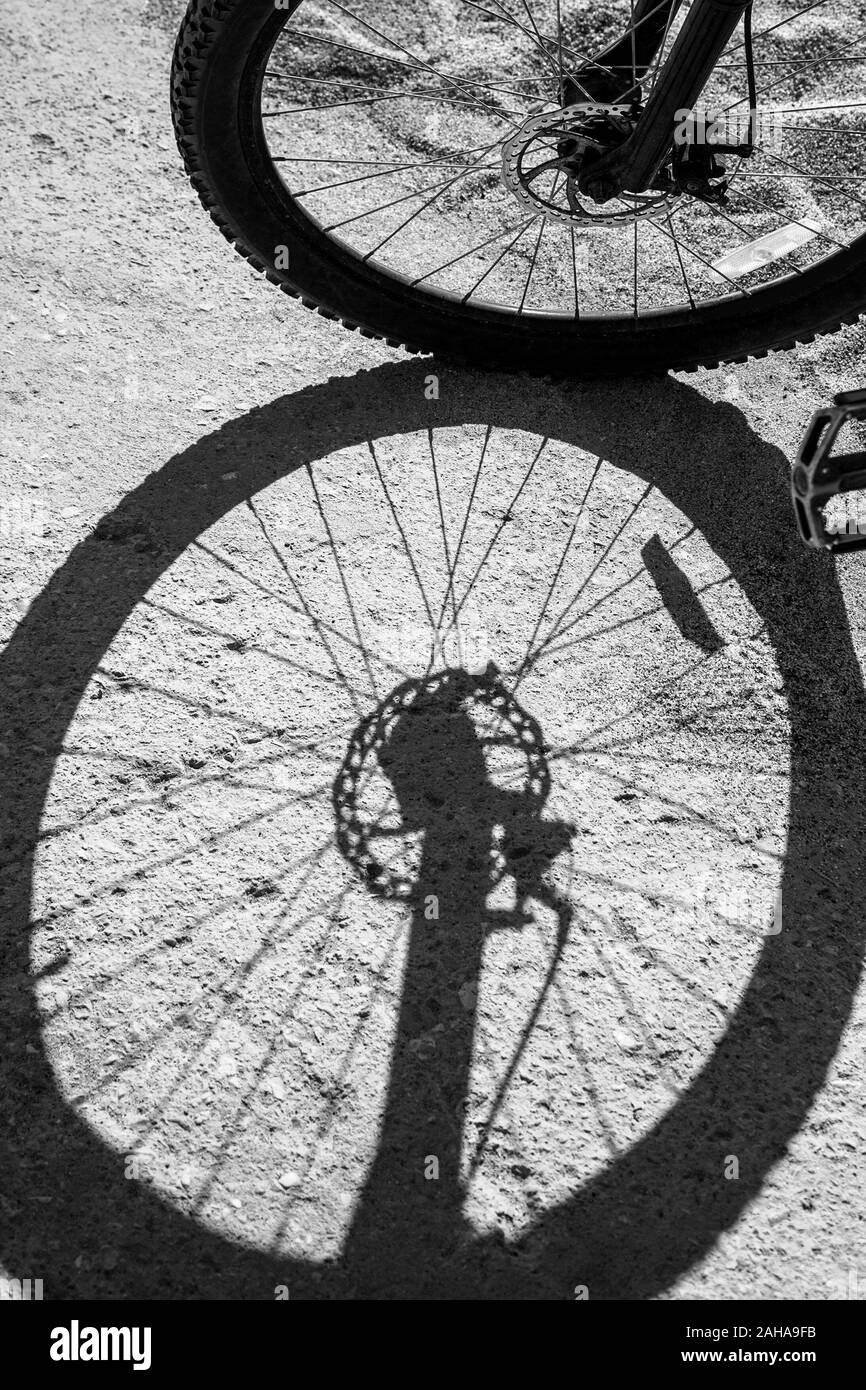 Parcheggio vecchia bicicletta all'esterno. Foto Stock