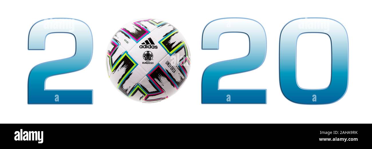 SWINDON, Regno Unito - 27 dicembre 2019: Adidas UNIFORIA pallone ufficiale di UEFA EURO 2020 concorrenza su uno sfondo bianco. Foto Stock