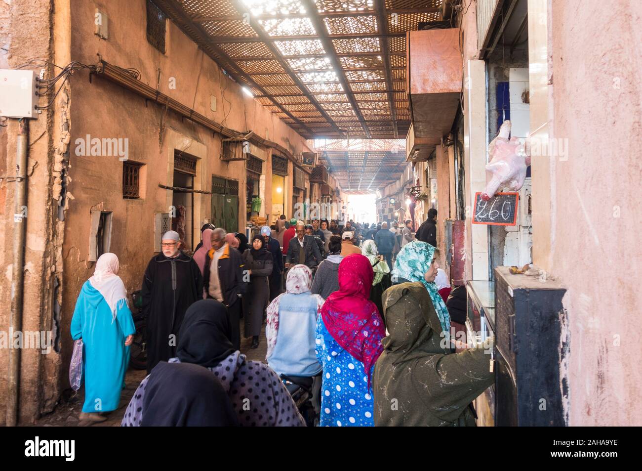 Strada trafficata con gente a piedi e shopping nella Medina di Marrakech, Marocco. Foto Stock