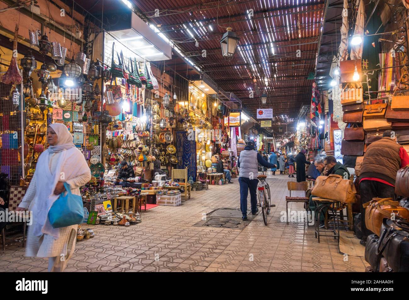 Souk Marrakech, pelletteria e paralumi in stallo il Souk, Medina, Marrakech, Marocco. Foto Stock