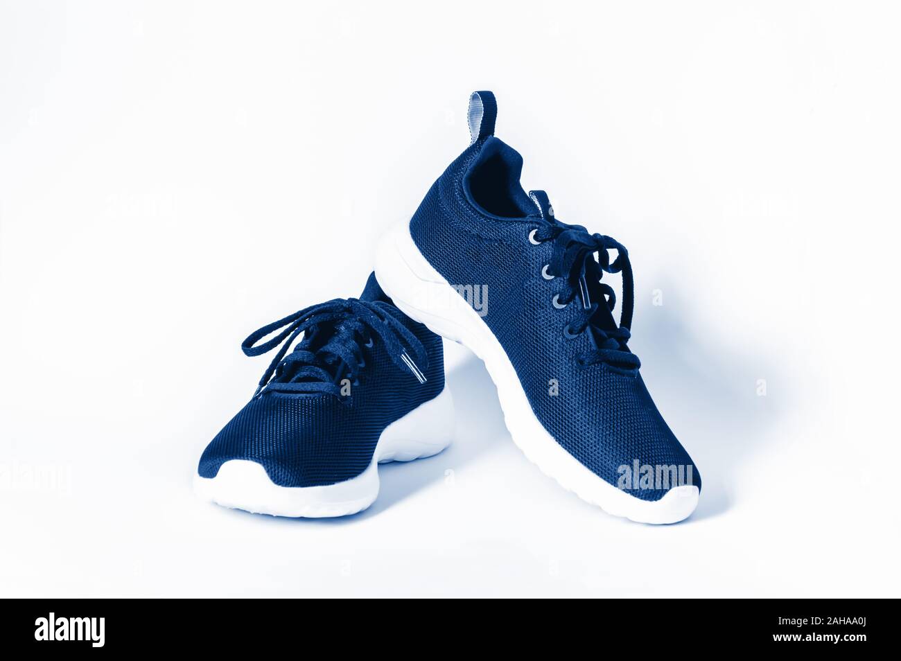 Sport scarpe con suola bianca tonica nel quartiere alla moda di blu  classico - colore dell'anno 2020 concetto isolato su sfondo bianco.  Concetto di un fitness Foto stock - Alamy