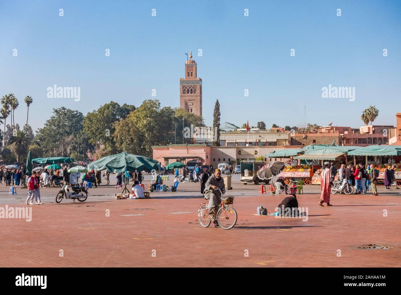 Piazza Jemaa el-Fnaa con la moschea di Koutoubia dietro, Marrakech, Marocco, Africa del Nord Foto Stock