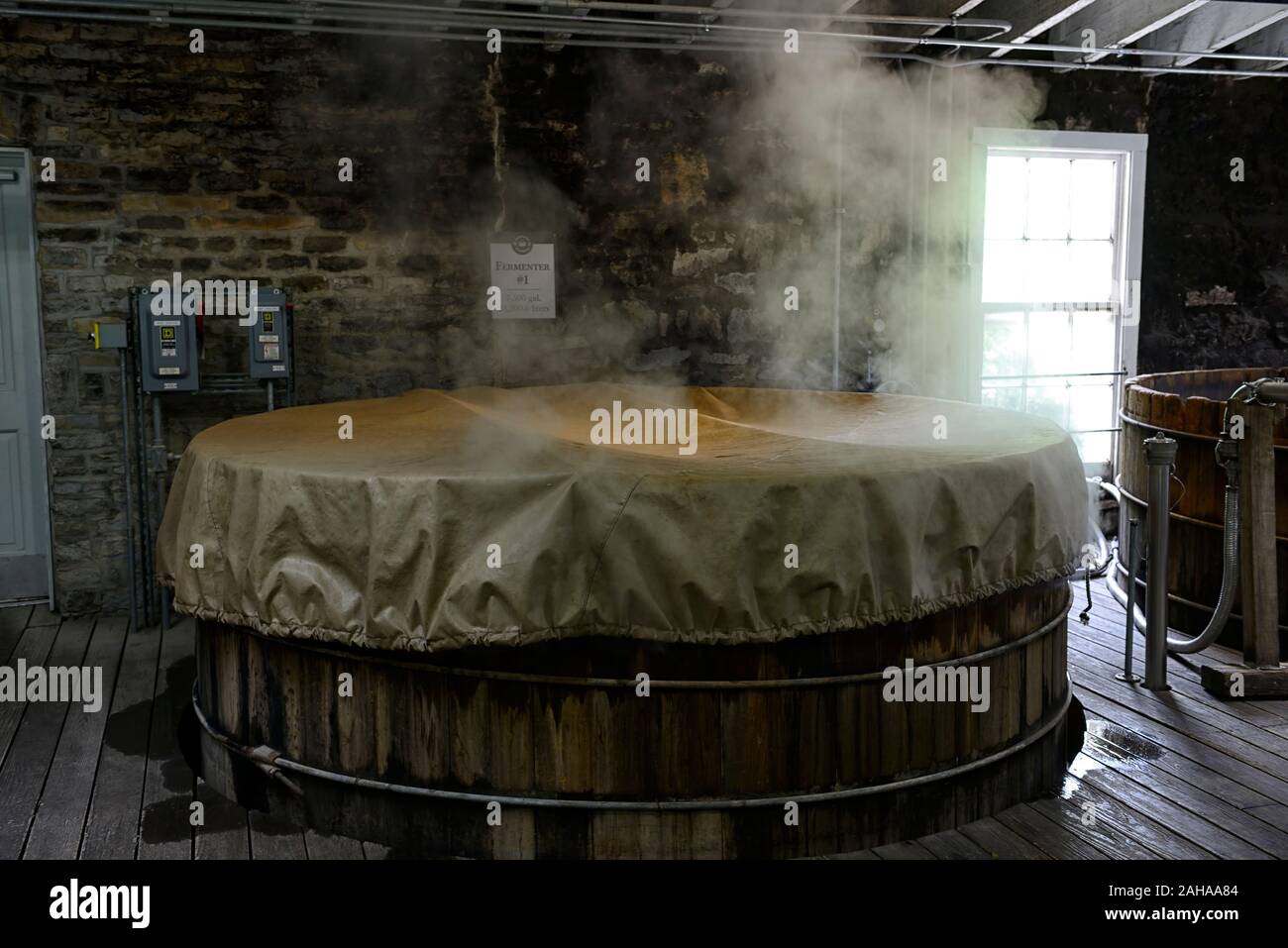 Mash,mashing,mash tun,borbone produzione,vapore,fermentatore,recipiente di fermentazione,legno,vasca in legno,Woodford Reserve Distillery,borbone,Kentucky bourbon,bour Foto Stock