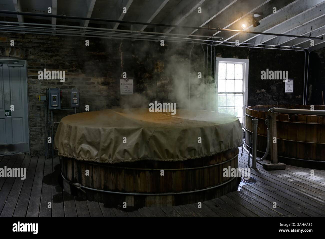 Mash,mashing,mash tun,borbone produzione,vapore,fermentatore,recipiente di fermentazione,legno,vasca in legno,Woodford Reserve Distillery,borbone,Kentucky bourbon,bour Foto Stock