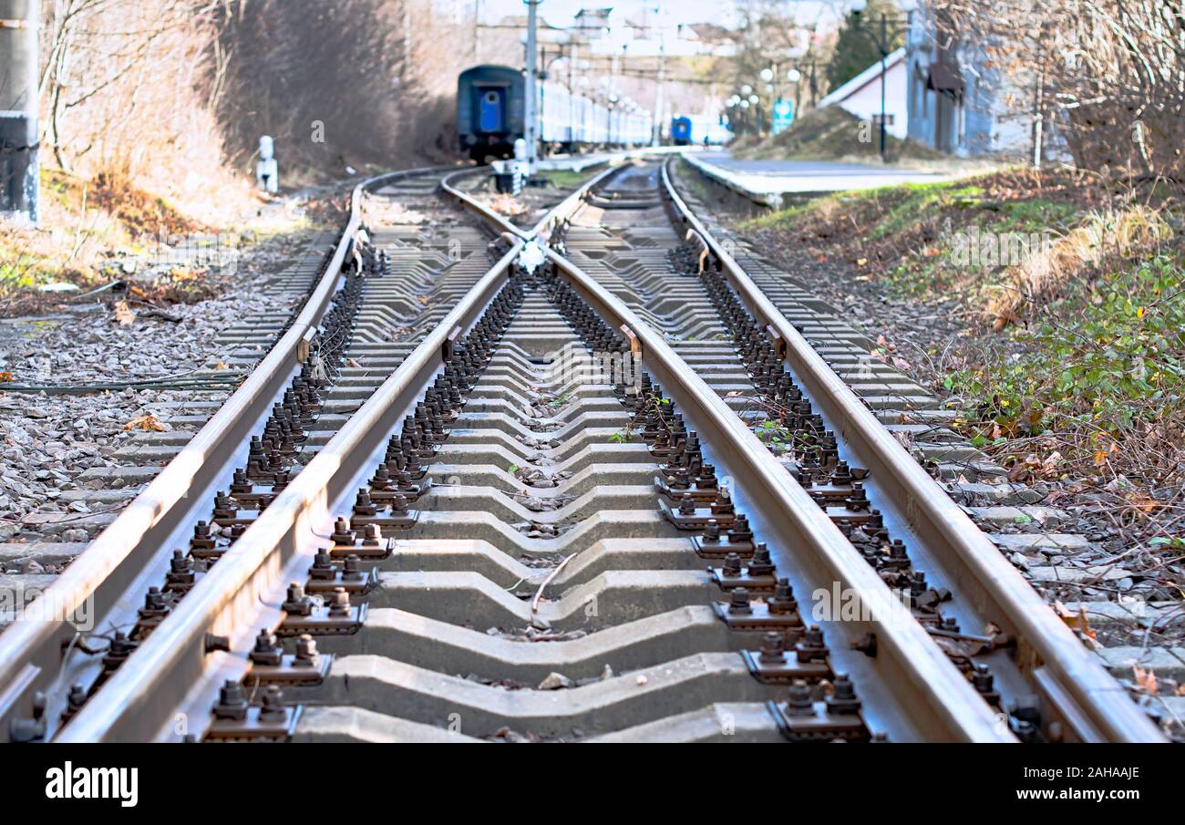 Due binari ferroviari si fondono insieme Foto Stock