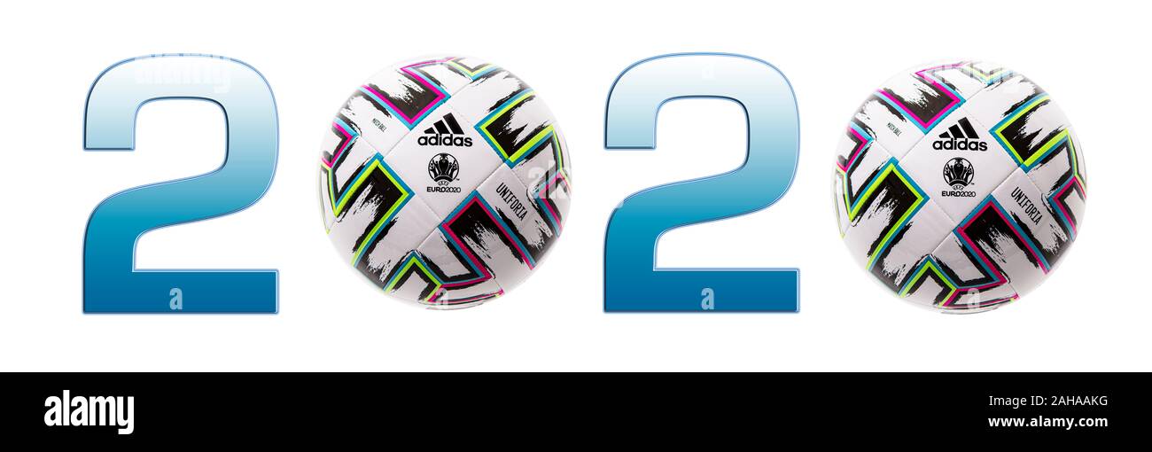 SWINDON, Regno Unito - 27 dicembre 2019: Adidas UNIFORIA pallone ufficiale di UEFA EURO 2020 concorrenza su uno sfondo bianco. Foto Stock