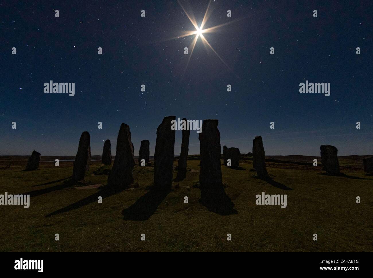 Stelle sopra e luna ombra di Calanais Standing Stones, isola di Lewis, Scozia Foto Stock