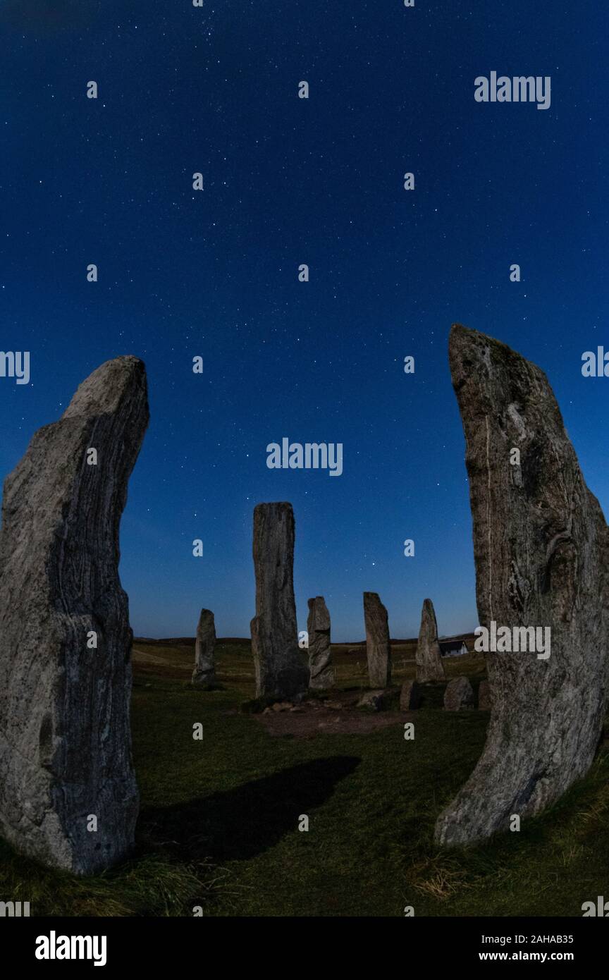 Stelle sopra e luna ombra di Calanais Standing Stones, isola di Lewis, Scozia Foto Stock