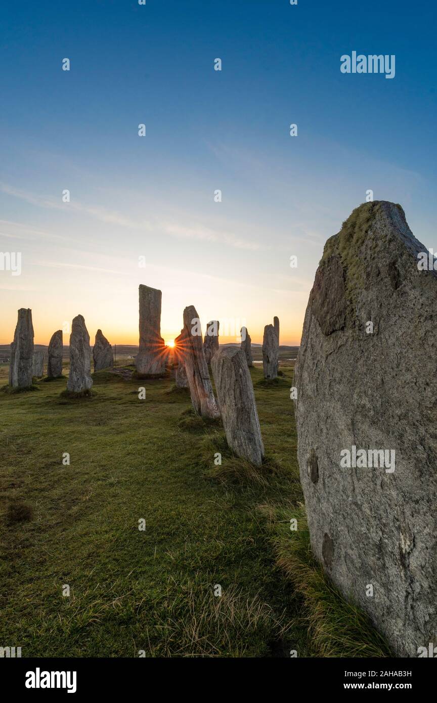 Alba sul Calanais Standing Stones, isola di Lewis, Scozia Foto Stock