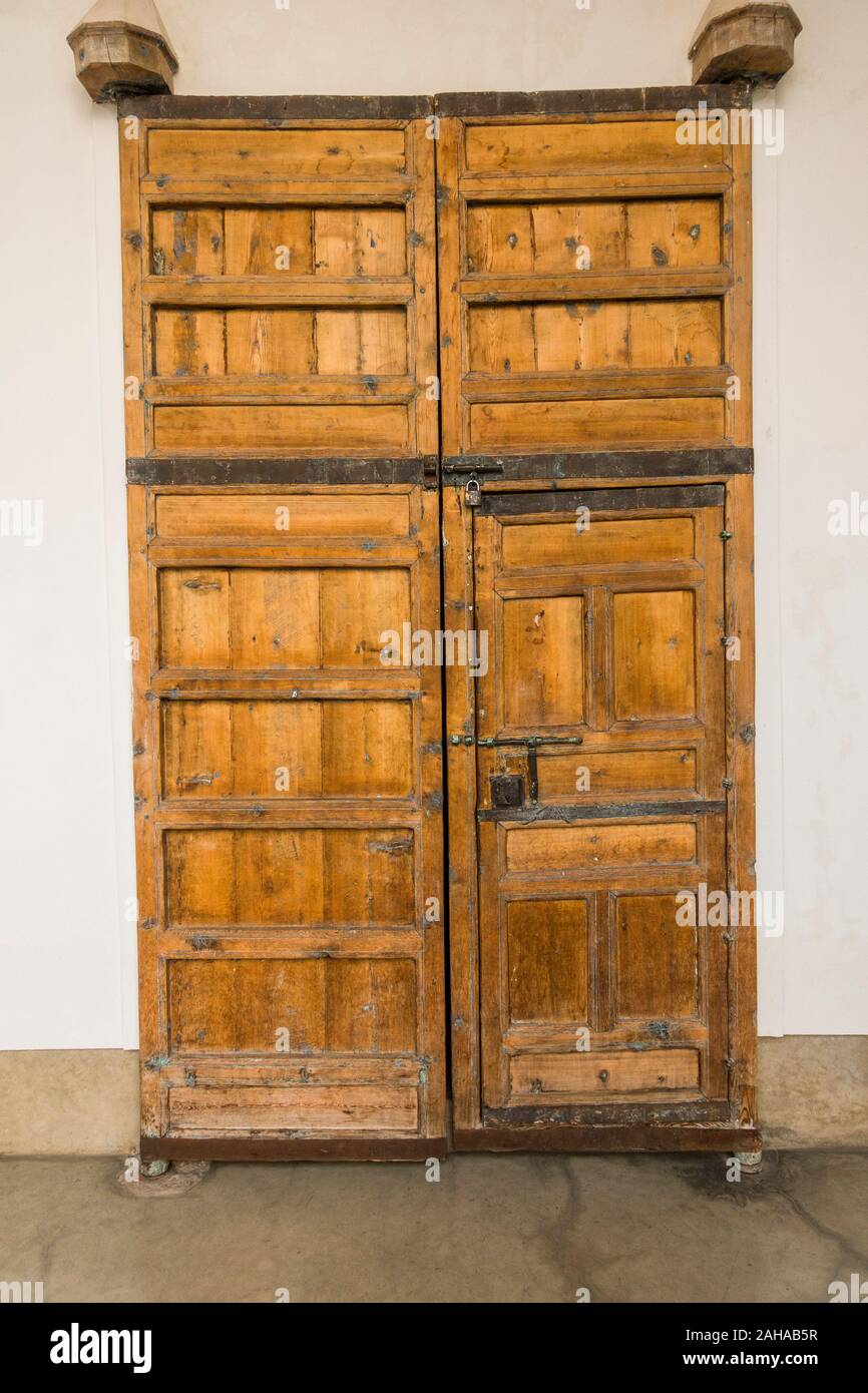 Antica porta marocchina in legno a Marrakech. Marocco. Foto Stock