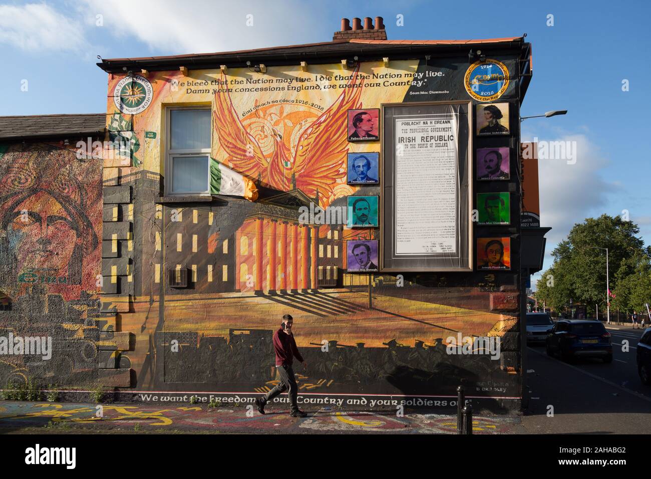 13.07.2019, Belfast, Irlanda del Nord e Gran Bretagna - murale su Falls Road, Occidente cattolico di Belfast. Le pitture murali sono state dipinte in segno di protesta sono a Foto Stock