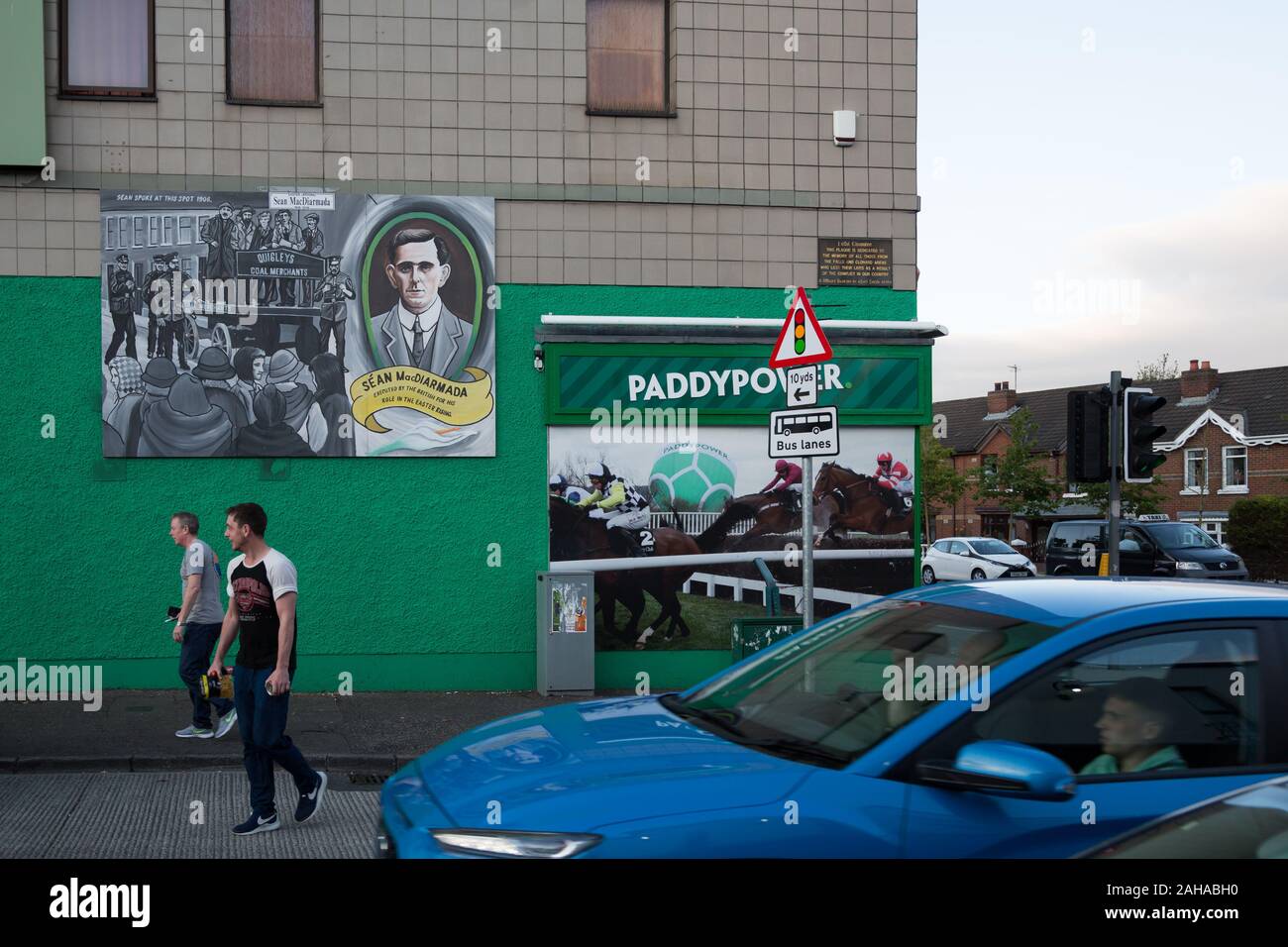 13.07.2019, Belfast, Irlanda del Nord e Gran Bretagna - politico murale, angolo di Falls Road, Occidente Cattolico di Belfast. 00A190713D139CAROEX.JPG [modello RE Foto Stock