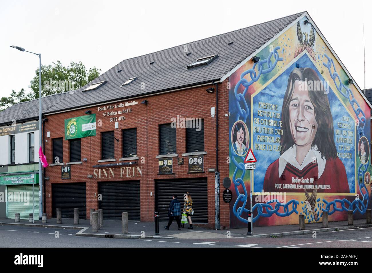 13.07.2019, Belfast, Irlanda del Nord e Gran Bretagna - Sinn Fein edifici con Bobby Sands ritratto di Falls Road, Occidente Cattolico di Belfast. Bobby S Foto Stock
