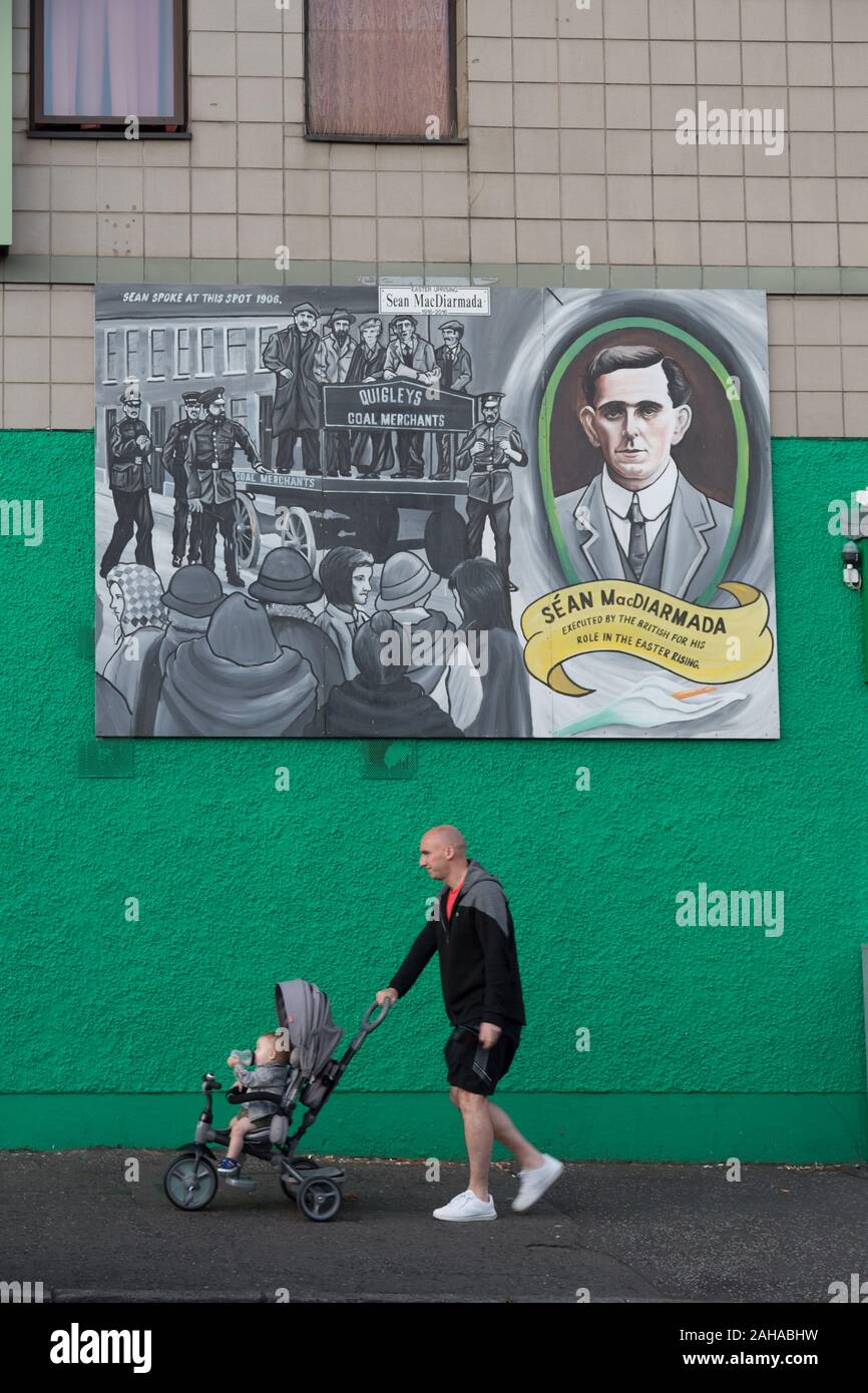 13.07.2019, Belfast, Irlanda del Nord e Gran Bretagna - pittura murale presso l'ufficio informazioni turistiche, Falls Road, Occidente Cattolico di Belfast. 00A190713D Foto Stock