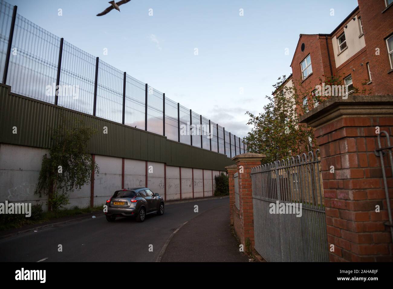 13.07.2019, Belfast, Irlanda del Nord e Gran Bretagna - parte cattolica della parte occidentale di Belfast: la pace muro divide il distretto per denominazione tra Cath Foto Stock