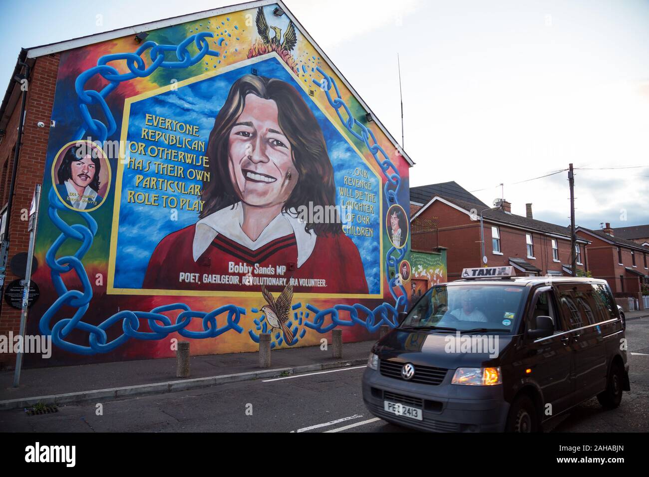 13.07.2019, Belfast, Irlanda del Nord e Gran Bretagna - Sinn Fein edifici con Bobby Sands ritratto di Falls Road, Occidente Cattolico di Belfast. Bobby S Foto Stock