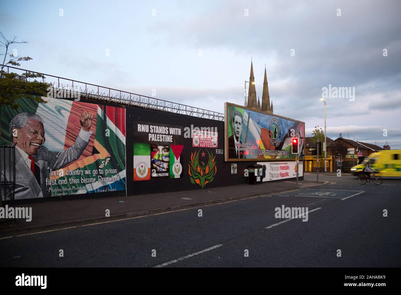 13.07.2019, Belfast, Irlanda del Nord e Gran Bretagna - politico murales, Falls Road, Occidente Cattolico di Belfast. Le pitture murali sono state dipinte in segno di protesta e sono Foto Stock