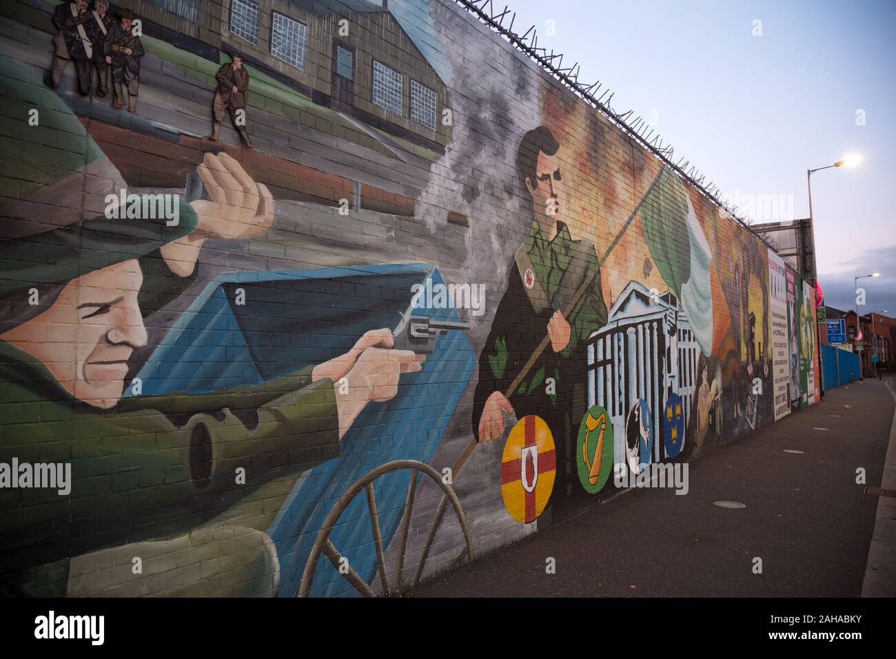 13.07.2019, Belfast, Irlanda del Nord e Gran Bretagna - politico murale, Falls Road, Occidente Cattolico di Belfast. Le pitture murali sono state dipinte in segno di protesta e sono Foto Stock