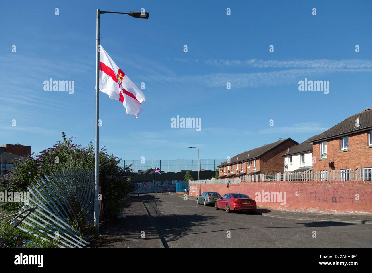 14.07.2019, Belfast, Irlanda del Nord e Gran Bretagna - parte protestante della parte occidentale di Belfast, pace parete che divide i quartieri dalla denominazione. 00A190714D Foto Stock