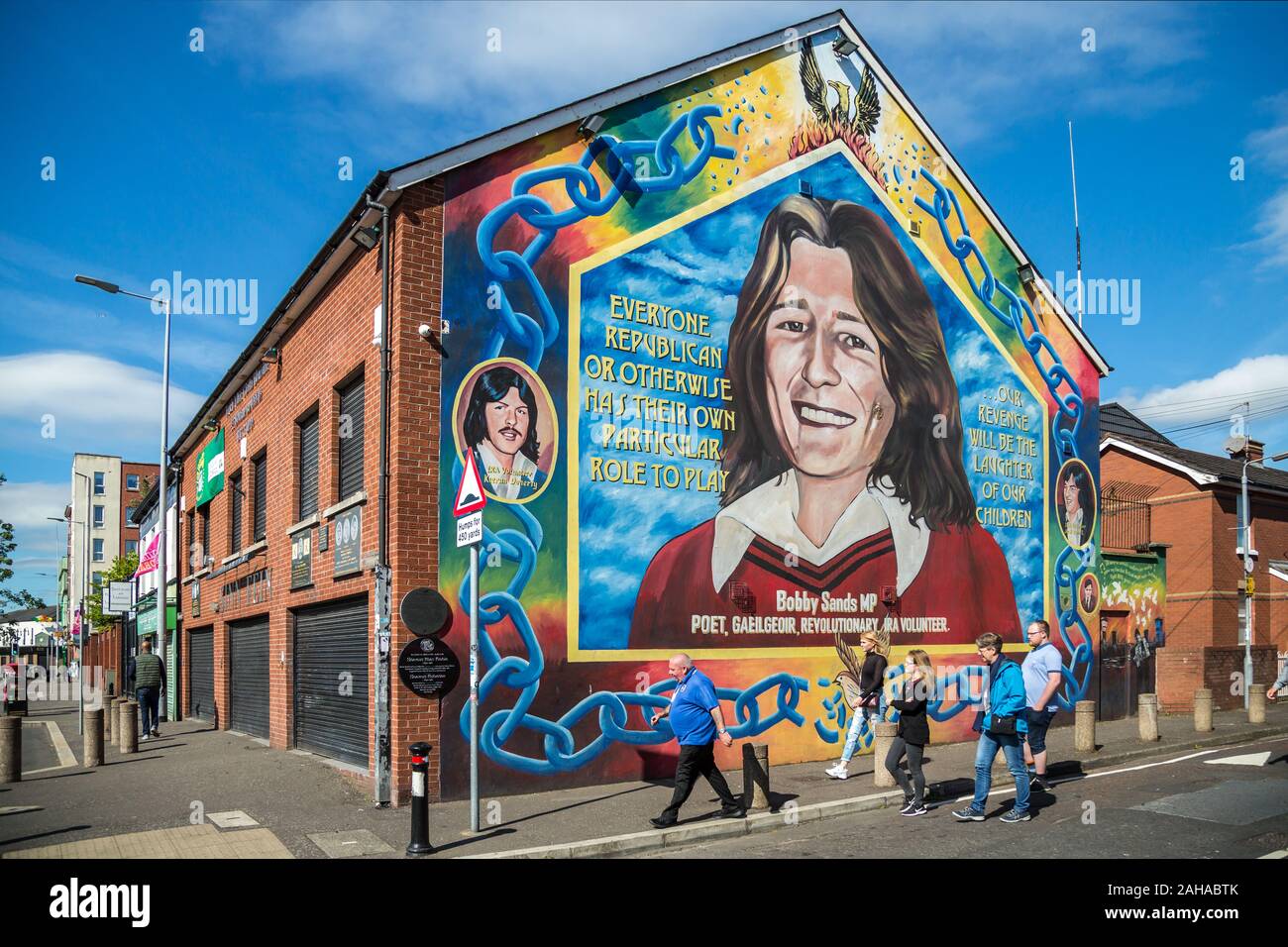 14.07.2019, Belfast, Irlanda del Nord e Gran Bretagna - Sinn Fein edificio con ritratto di Bobby Sands su Falls Road, Occidente Cattolico di Belfast. Il murale Foto Stock