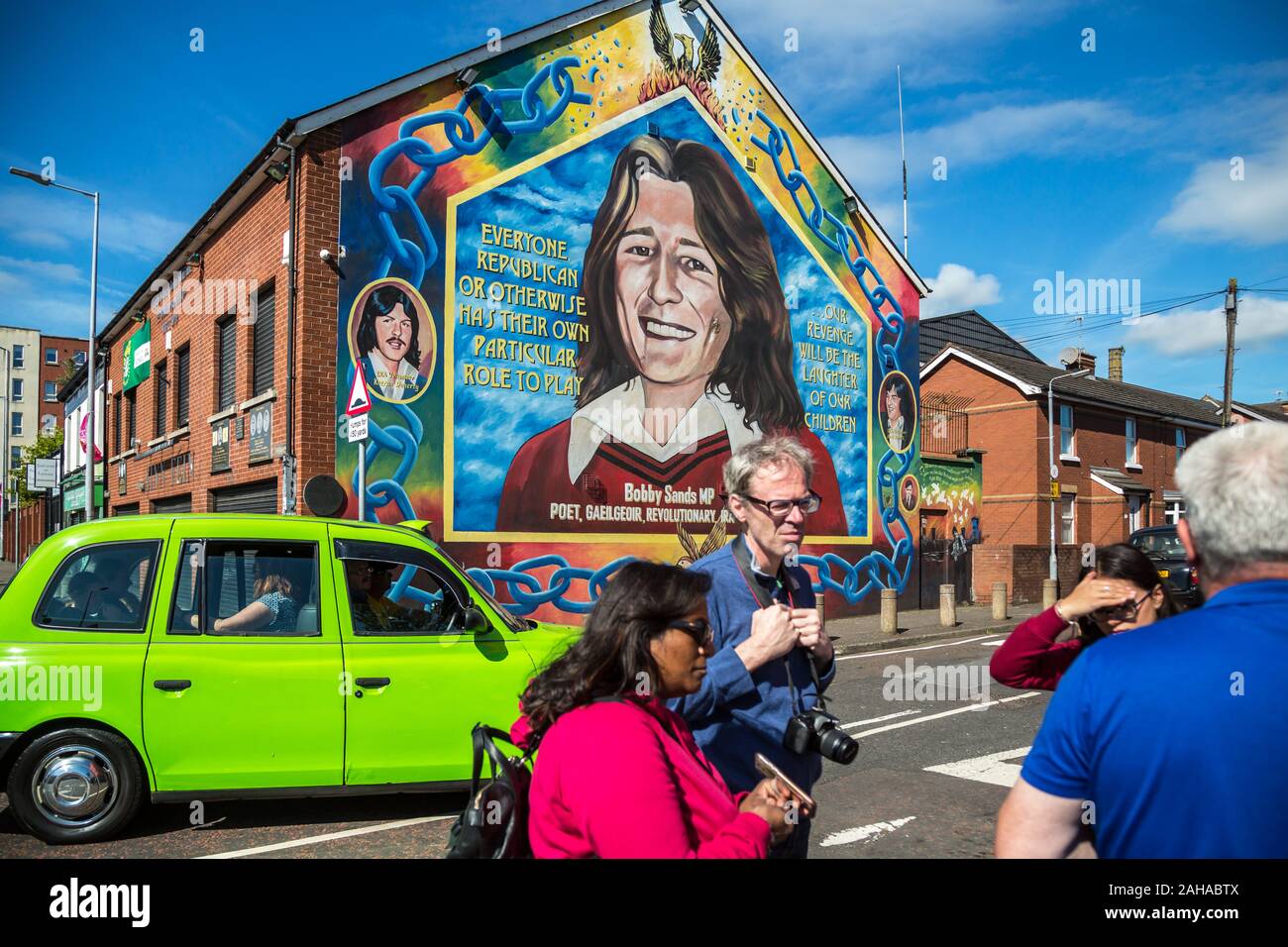 14.07.2019, Belfast, Irlanda del Nord e Gran Bretagna - Sinn Fein edifici con ritratto di Bobby Sands su Falls Road, Occidente Cattolico di Belfast. La mura Foto Stock