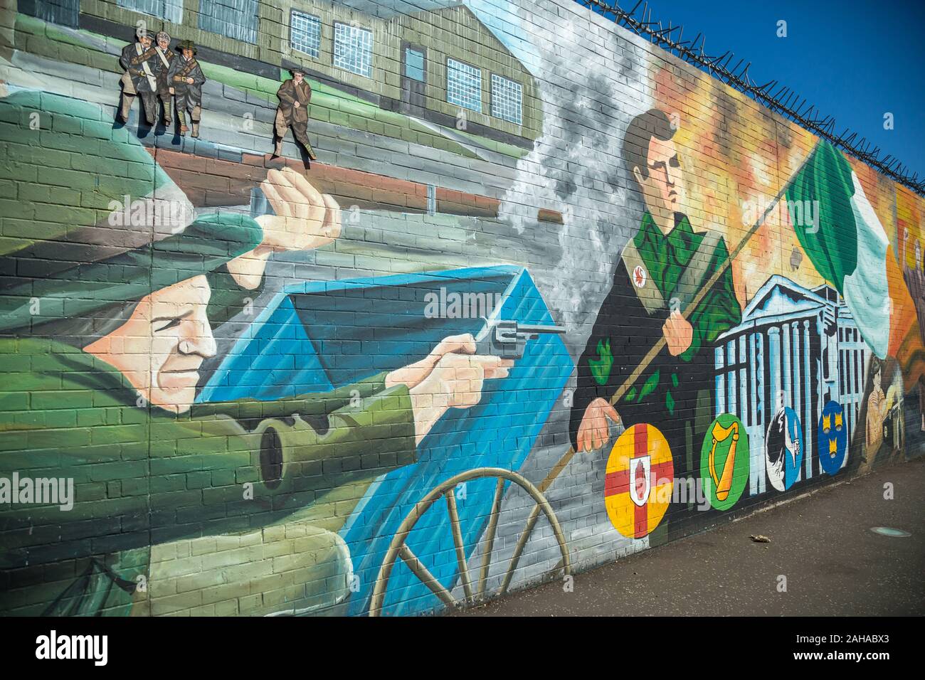 14.07.2019, Belfast, Irlanda del Nord e Gran Bretagna - politico murale, Falls Road, Occidente Cattolico di Belfast. Le pitture murali sono state dipinte in segno di protesta e sono Foto Stock