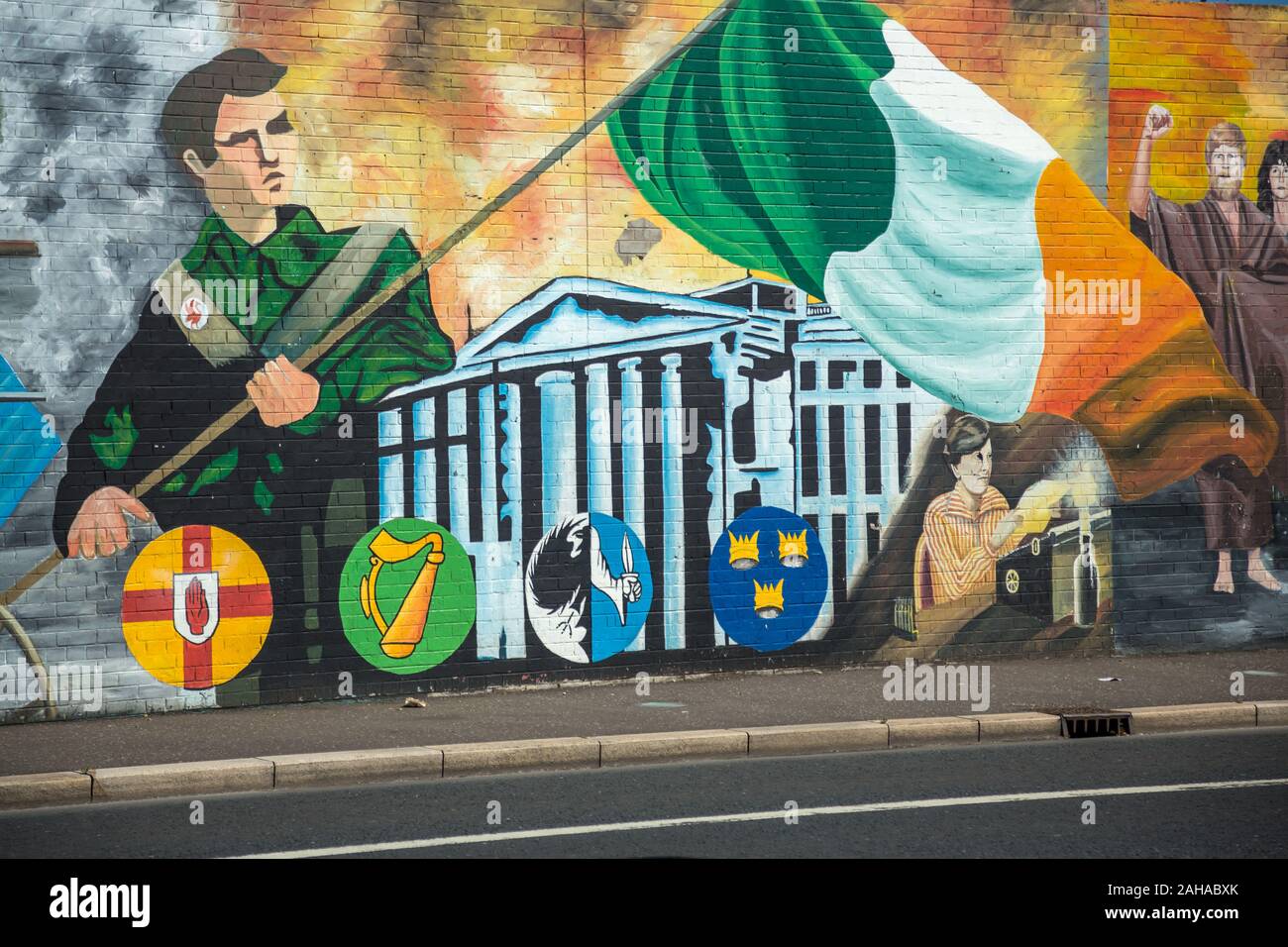 14.07.2019, Belfast, Irlanda del Nord e Gran Bretagna - politico murale, Falls Road, Occidente Cattolico di Belfast. Le pitture murali sono state dipinte in segno di protesta e sono Foto Stock