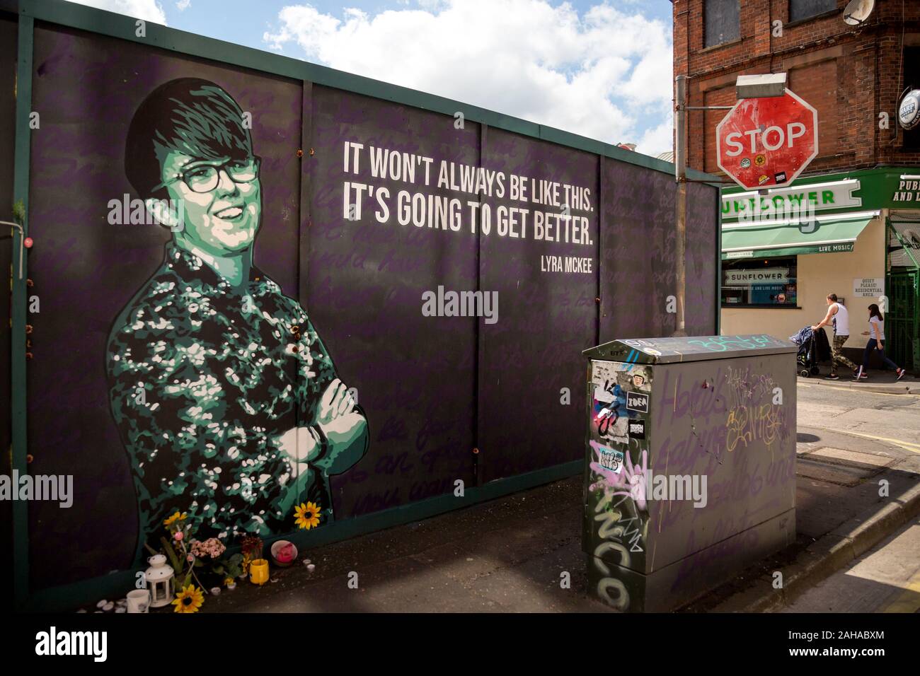 14.07.2019, Belfast, Irlanda del Nord e Gran Bretagna - murale politico dal fotografo Lyra McKee, che è stato girato a Derry nell aprile 2019. Una scheggia di GRO Foto Stock