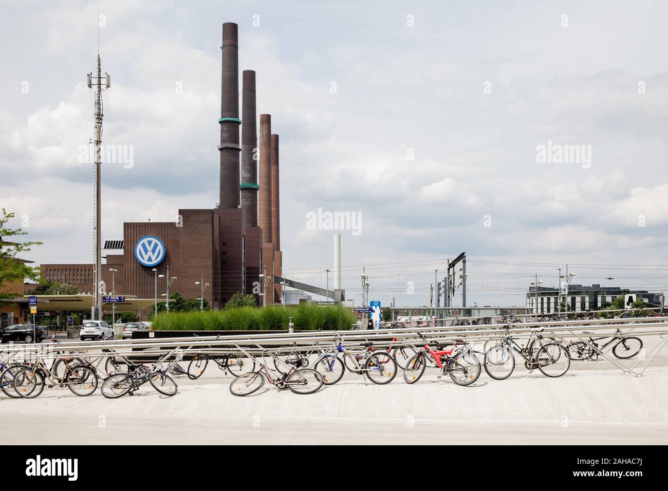 17.06.2018, Wolfsburg, Bassa Sassonia, Germania - Biciclette e il vecchio impianto di cogenerazione di lo stabilimento della Volkswagen a Wolfsburg. 00P180617D352CAROEX.JPG [modalità Foto Stock