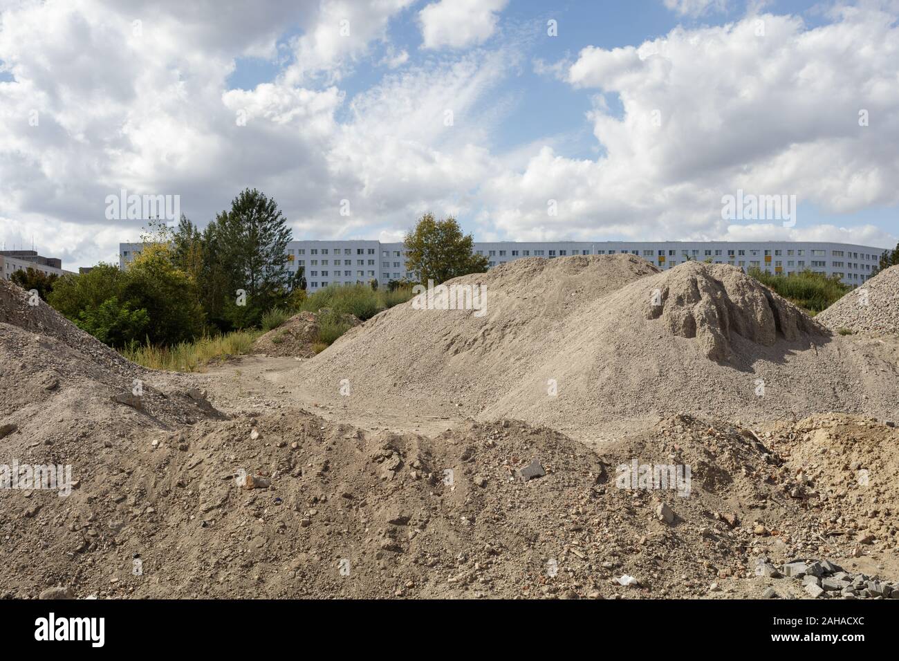 12.09.2018, Berlin, Berlin, Germania - Montagne di macerie accanto alla Dong Xuan centro nella Herzbergstrasse in Berlin-Lichtenberg, in background Foto Stock