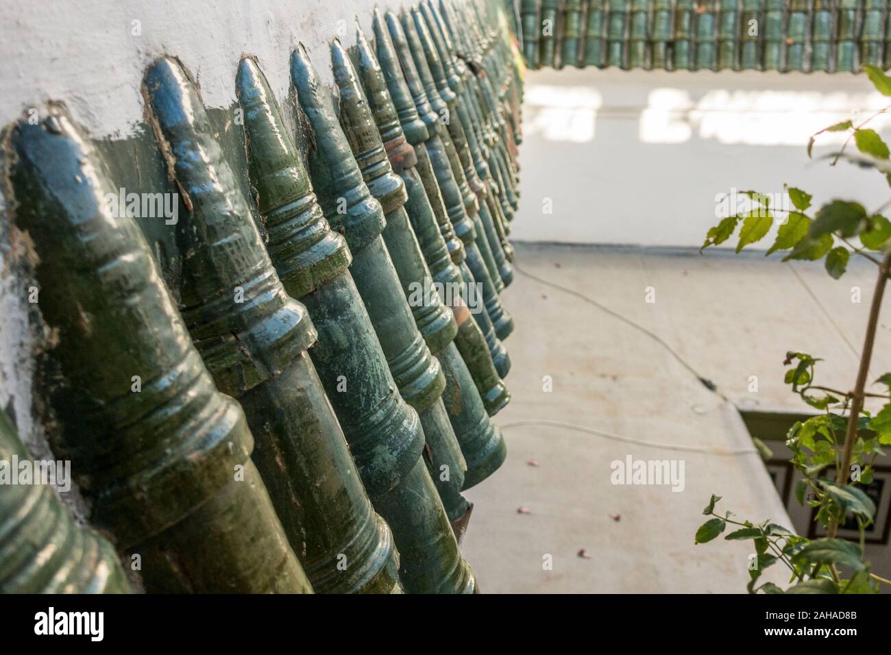 Una fila di marocchini tegole del tetto nel cortile di casa della fotografia Maison de la Photographie di Marrakech, Marocco. Foto Stock