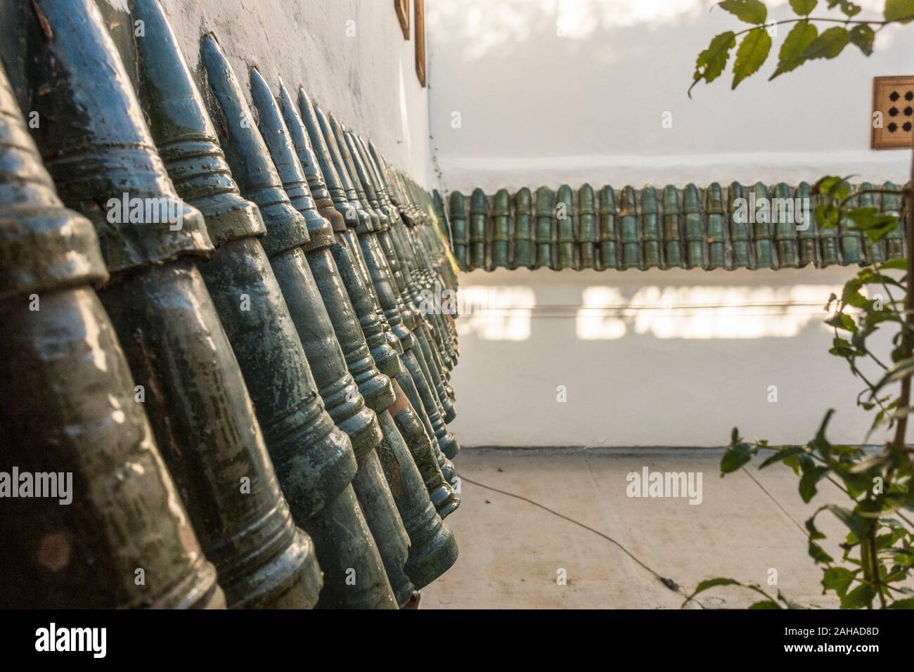 Una fila di marocchini tegole del tetto nel cortile di casa della fotografia Maison de la Photographie di Marrakech, Marocco. Foto Stock
