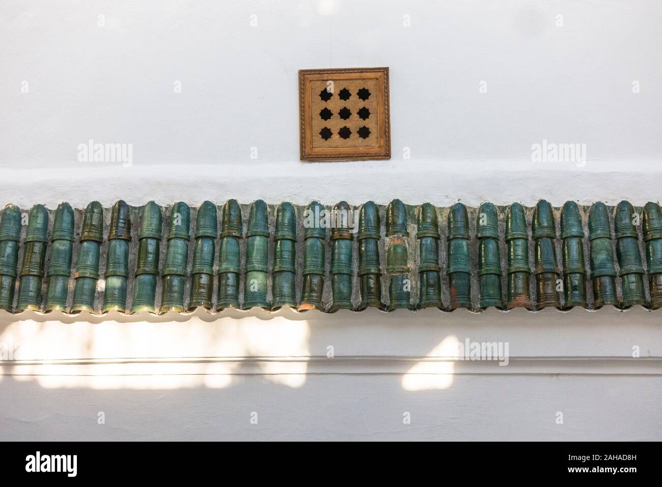 Una fila di marocchini tegole del tetto nel cortile di casa della fotografia Maison de la Photographie di Marrakech, Marocco. Foto Stock