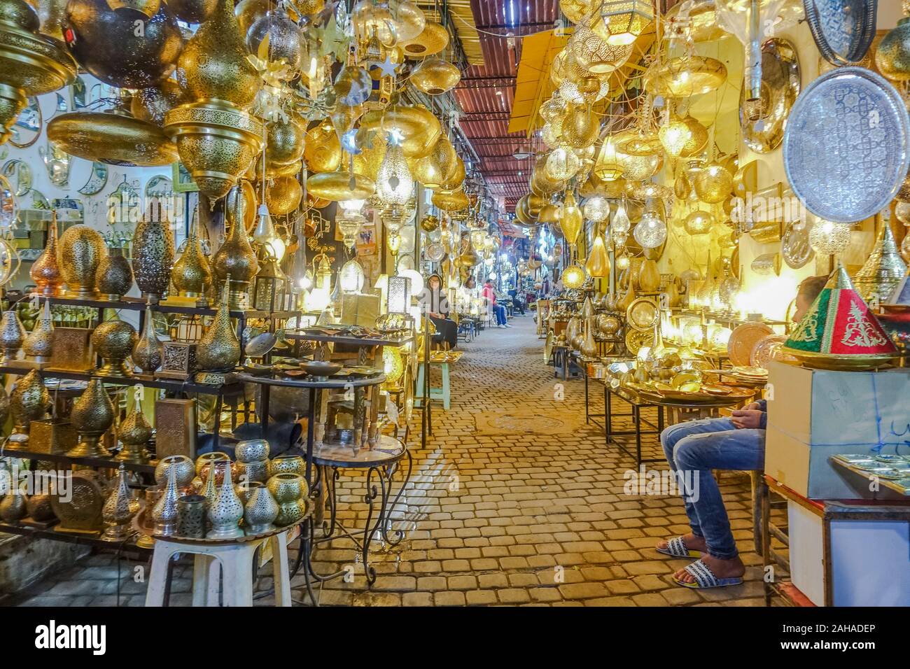 Souk di Marrakech, lanterne e lampade, la lavorazione del rame si spegne nel Souk, Medina, Marrakech, Marocco. Foto Stock