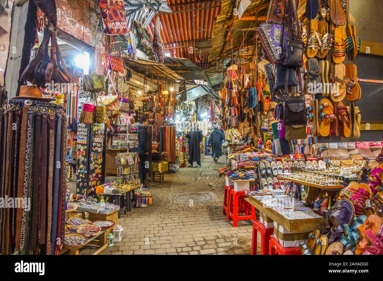 Stretto vicolo nel souk di Marrakech, si spegne nel Souk, Medina, Marrakech, Marocco. Foto Stock